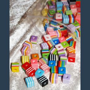 Plastperle firkantet 40g ass stribede ca 10 x 10 mm