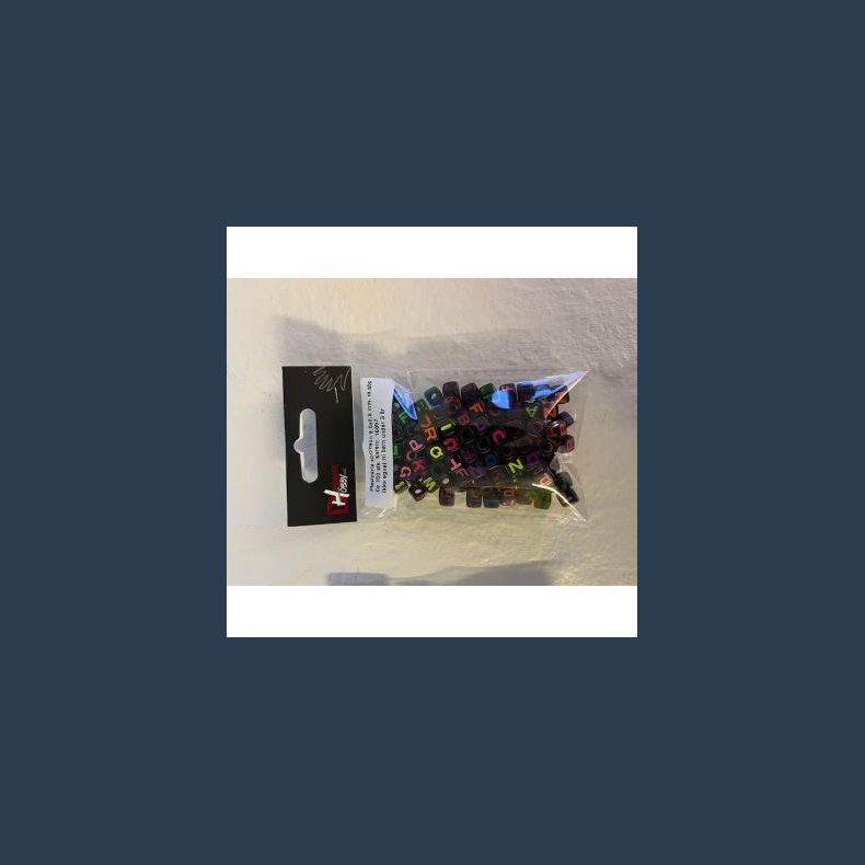 Plastperle ABC sort/neon firkantede  ca 150 stk 6,5 x 6,5 mm